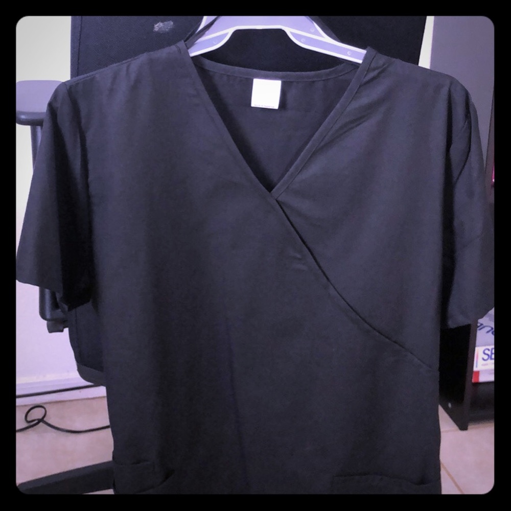 1X black scrub top